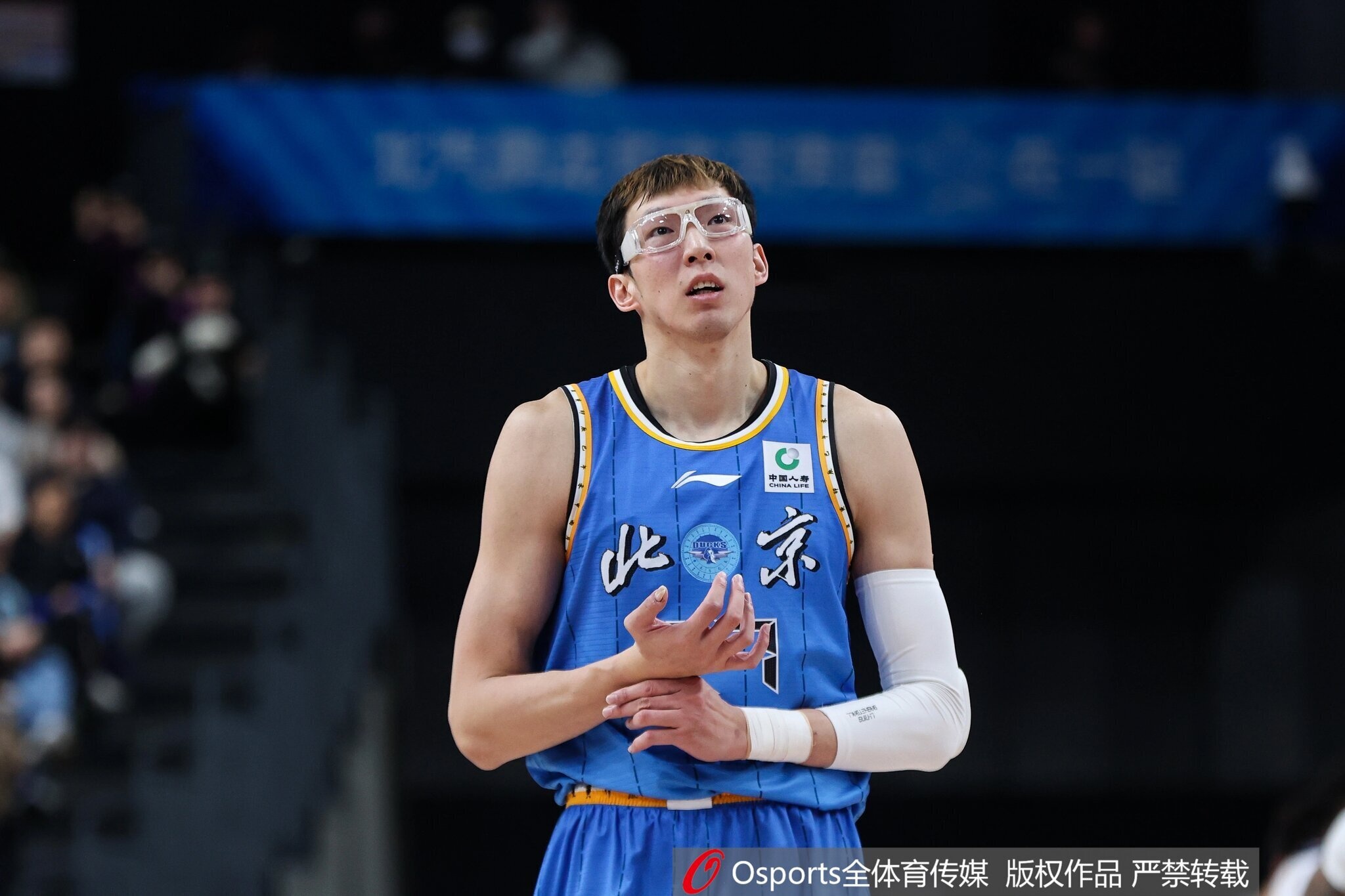 打外援一点不怵！周琦半场3中3拿8分6板 多次造到犯规6罚2中